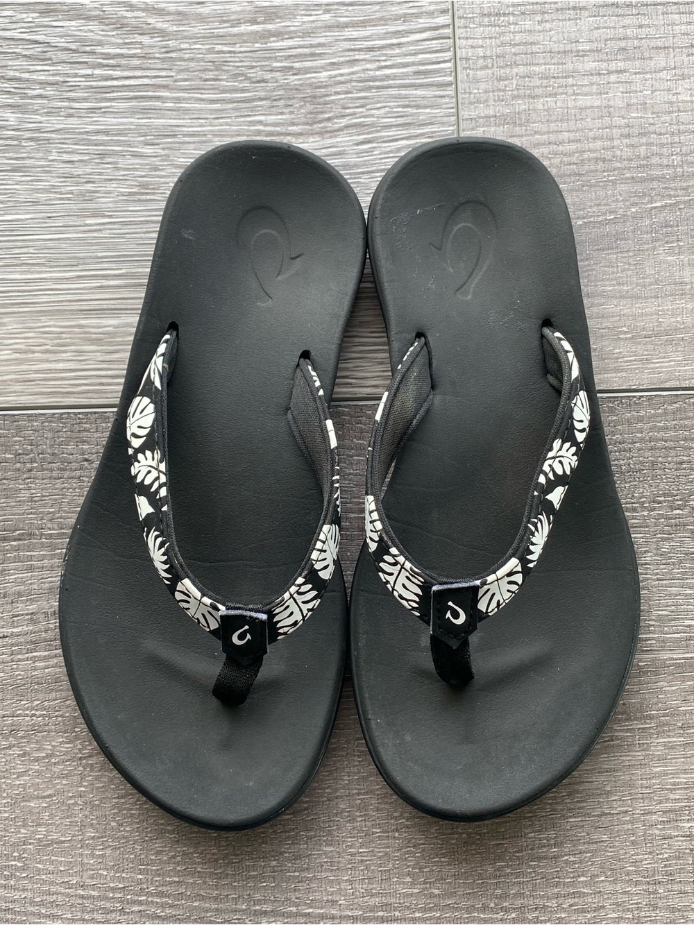 OluKai Ohanan Girls Black White Tropical Leaf Print Flip Flop Sandals Size 1.5